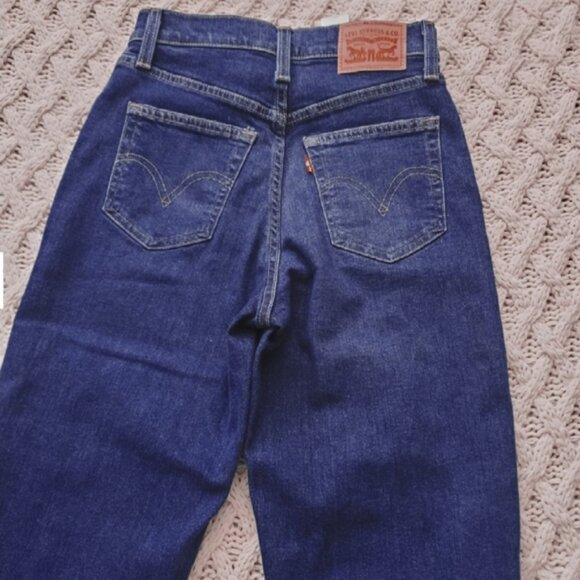 LEVI STRAUSS High Waisted Mom Jean in "Winter Cloud" Dark Wash- Urban Outfitters - Picture 15 of 16